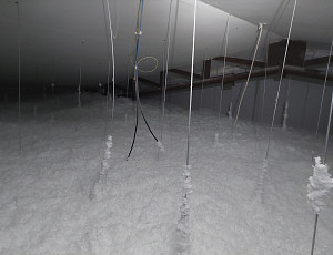 Zateplení stropu bytového domu pomocí foukané izolace